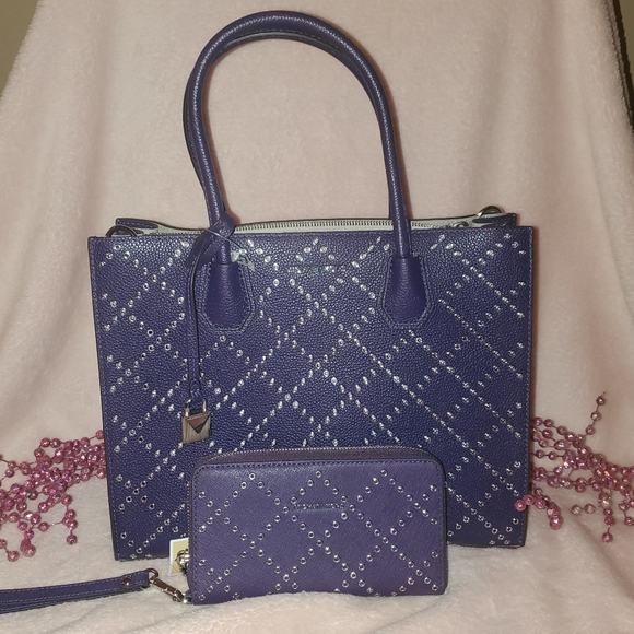 Michael Kors Handbags - NEW! Michael Kors Large Tote & Wristlet
